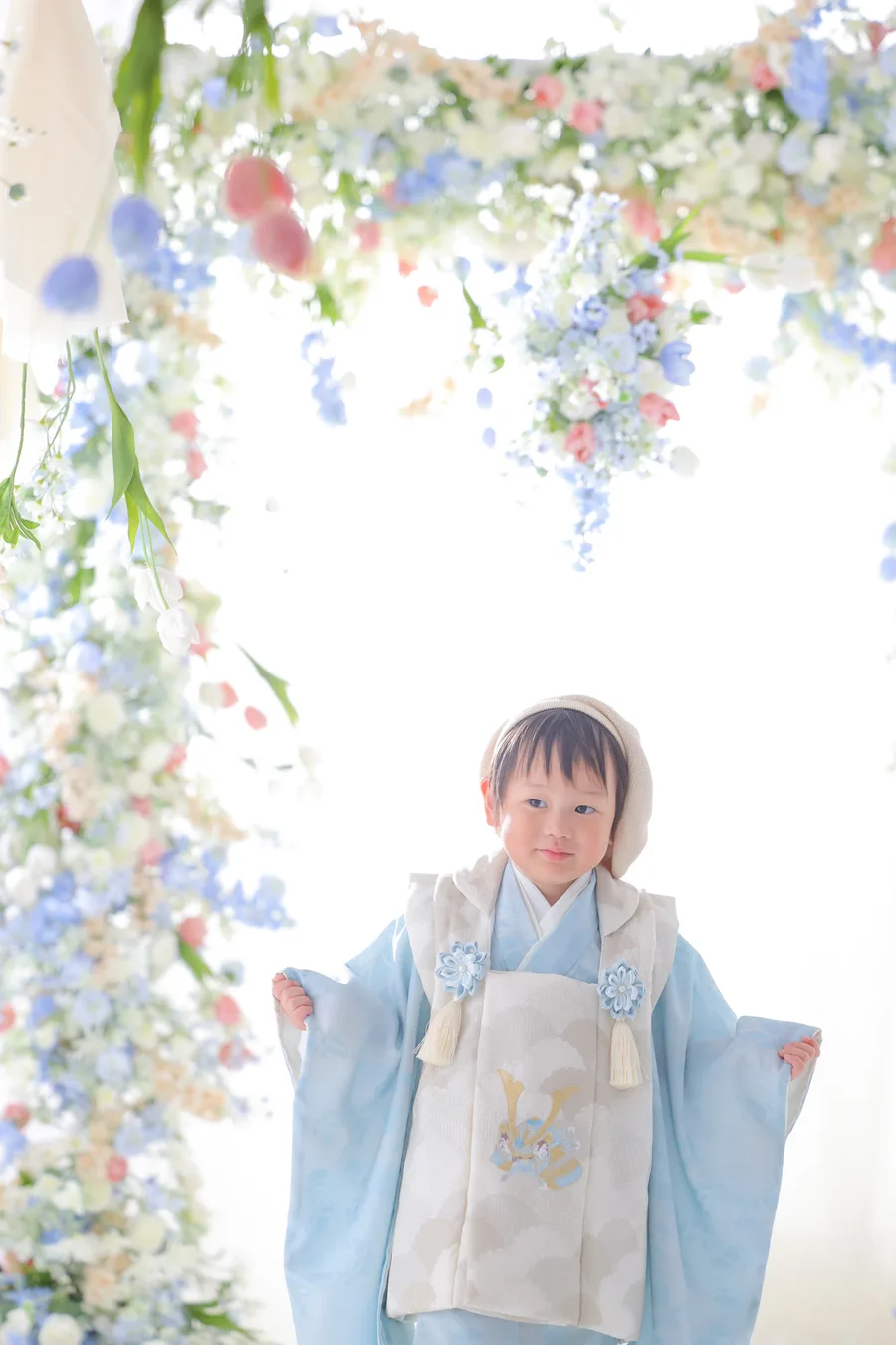 水色の被布に兜の柄をあしらった3歳の男の子