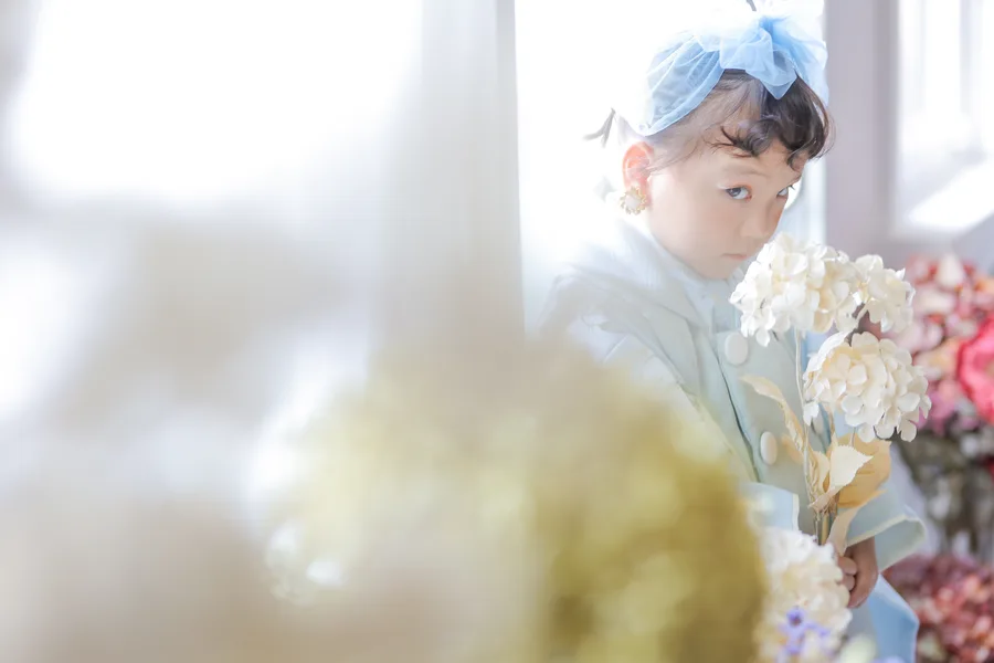 ドライフラワーを見つめる3歳の女の子