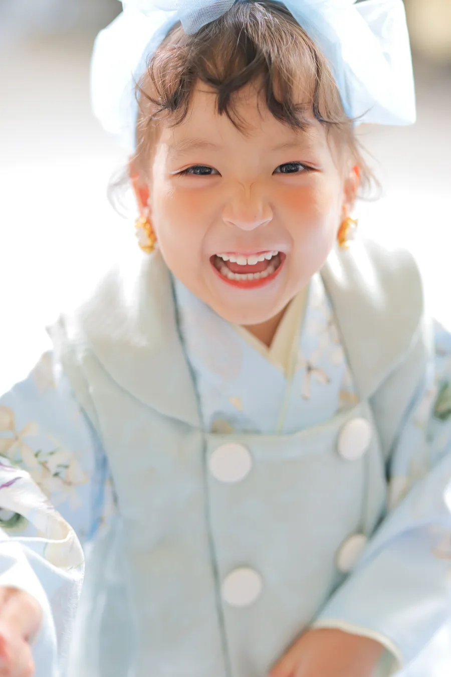 声をあげて笑う3歳の女の子
