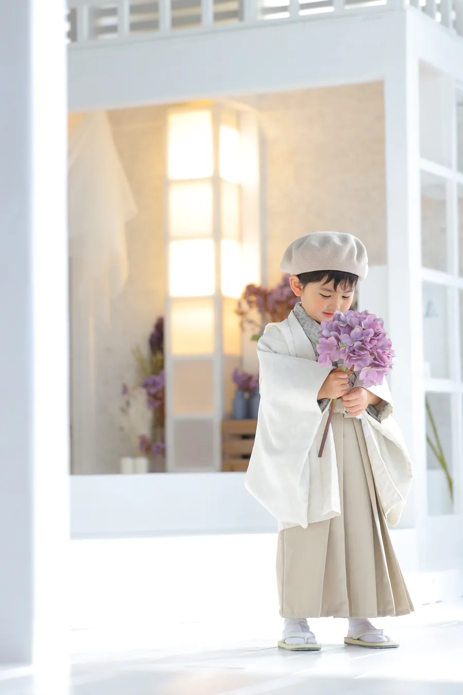 生成りの羽織と袴にベレー帽を合わせた5歳の男の子