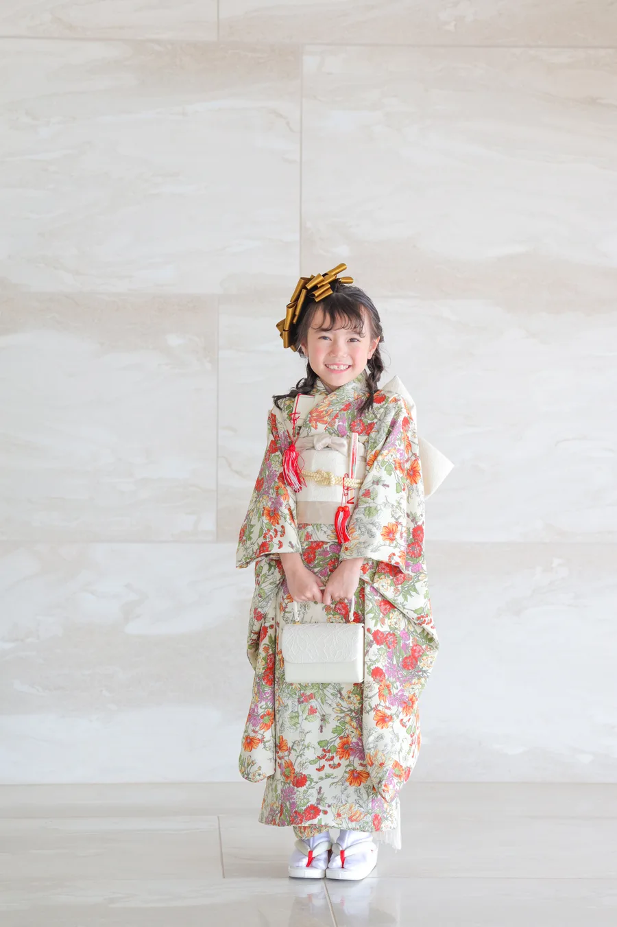 花柄の着物で立つ7歳の女の子の記念写真