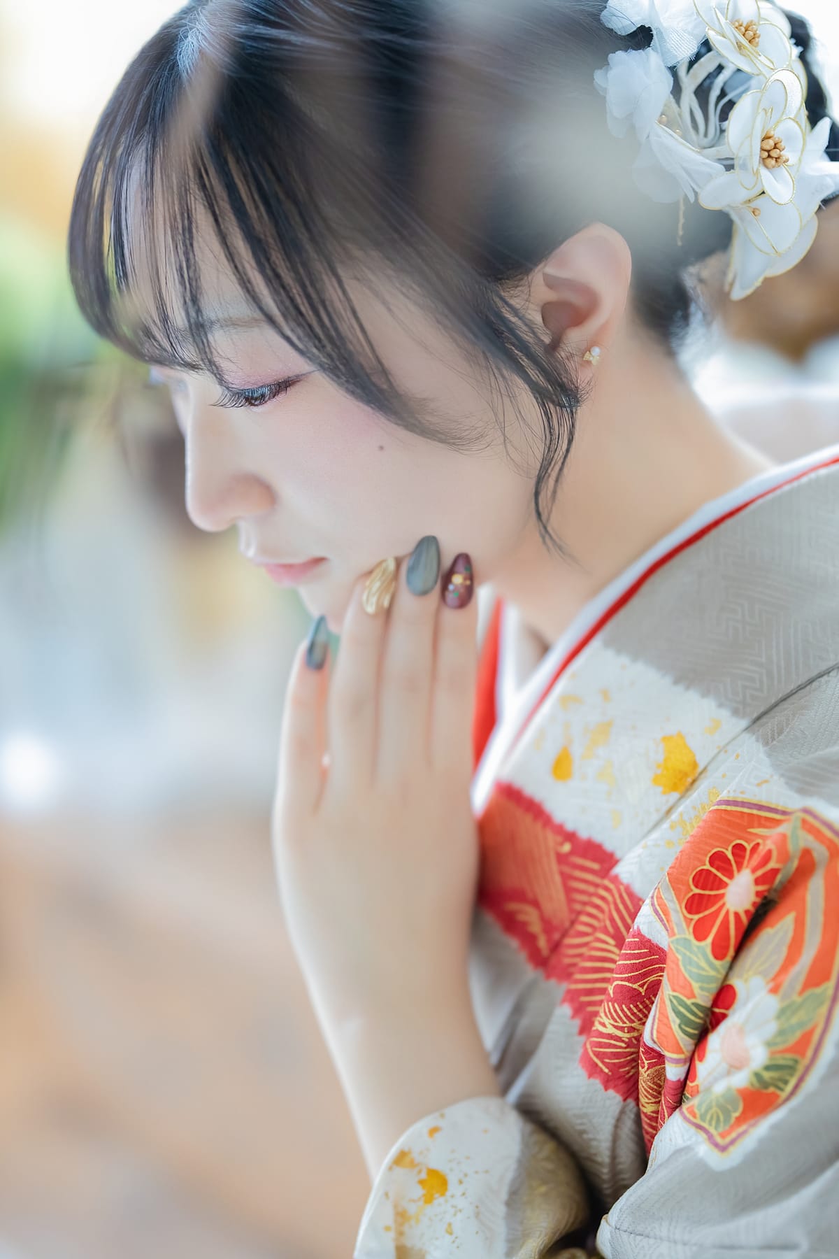 手を合わせた寄り。袖口と手元が見える