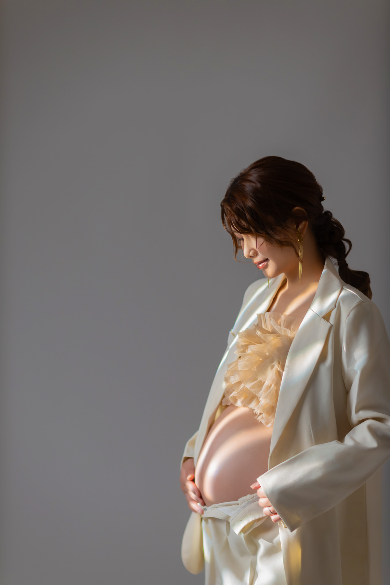横を向いて立ち、お腹の丸みがはっきりと出た姿