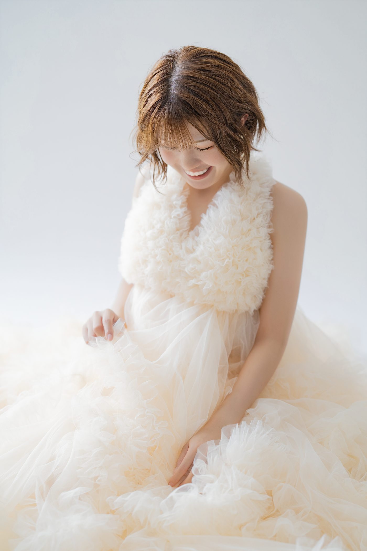 アイボリーのチュールドレスの胸元とフリルの質感
