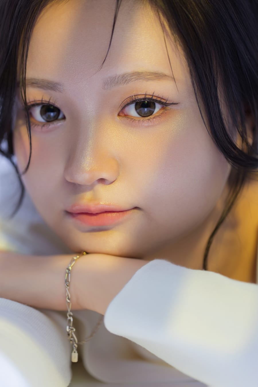 白いトップスの女性を顔まわりまで寄って撮影したプロフィール写真